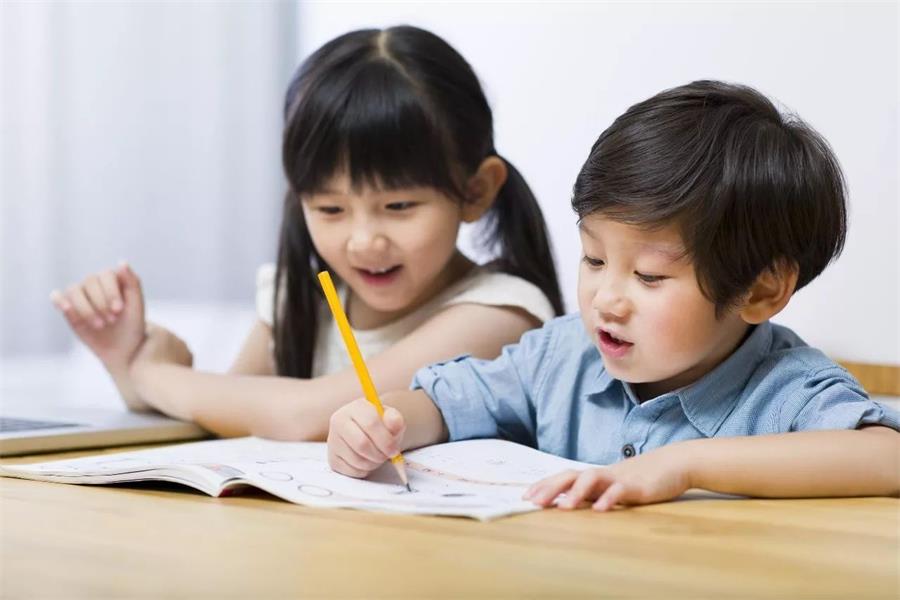 孩子的四种行为,可能是内心“缺爱”的表现,家长们要引起注意