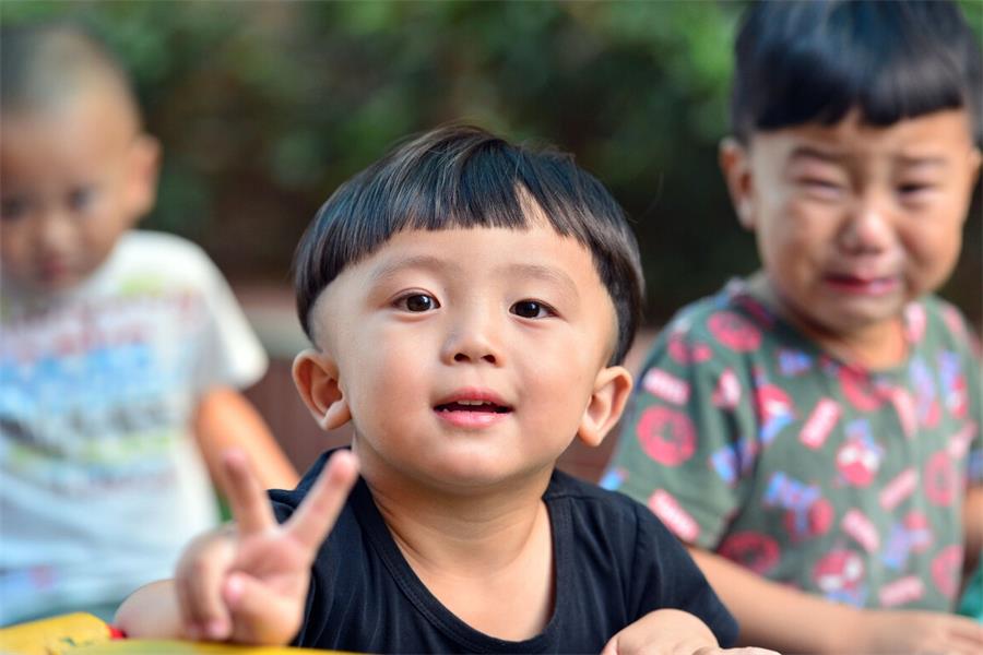 孩子的四种行为,可能是内心“缺爱”的表现,家长们要引起注意