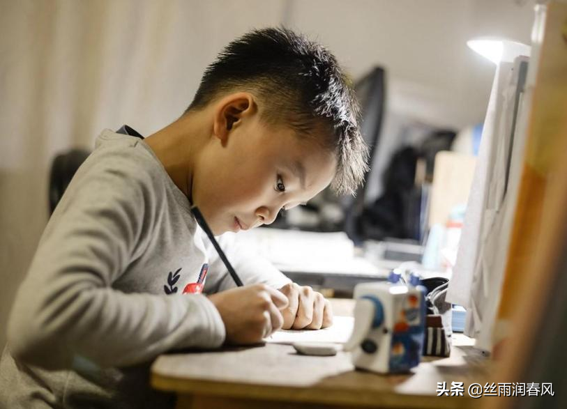 15岁儿子不愿意读书,被父亲带去工地搬砖,一番话让人动容