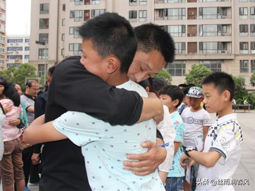 15岁儿子不愿意读书,被父亲带去工地搬砖,一番话让人动容