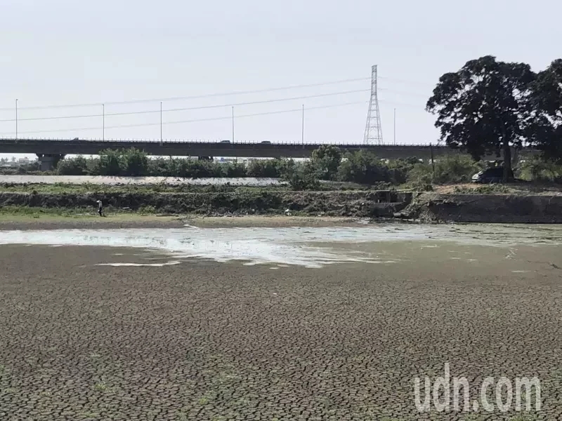 赤山龙湖巖周遭湖泊已见底(图:《联合报》)