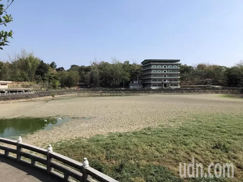 赤山龙湖巖周遭湖泊干涸(图:《联合报》)