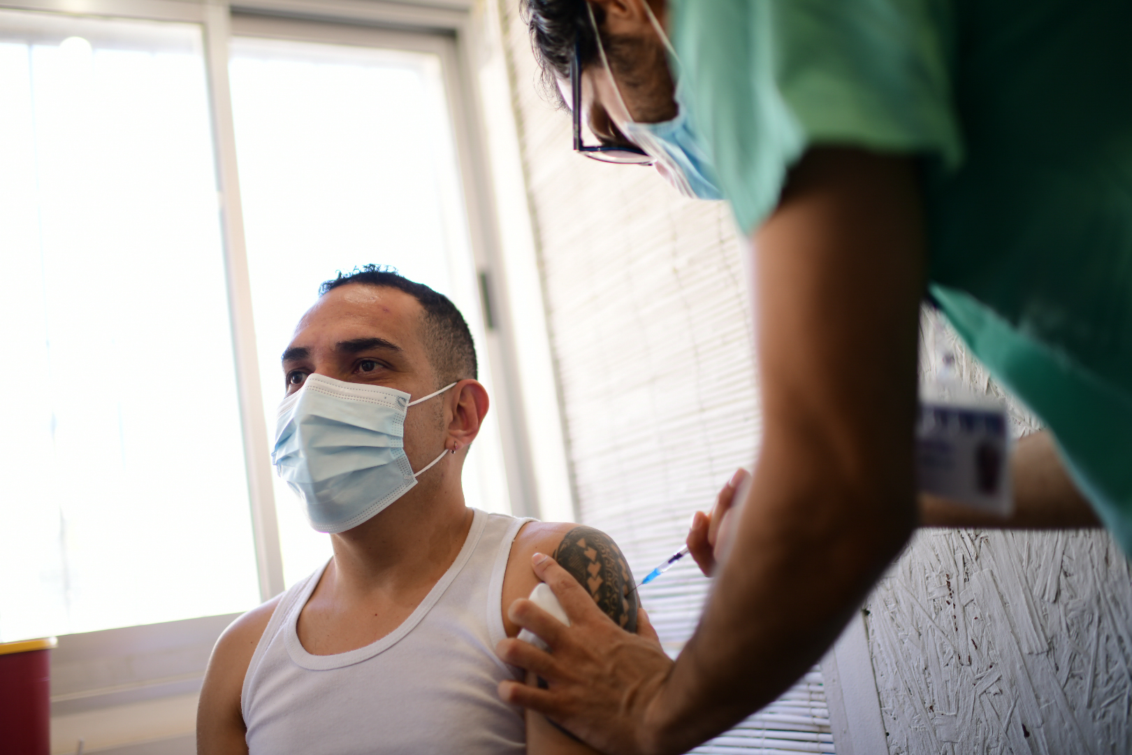超过一半人口打完两剂疫苗，以色列将于本周日取消室外口罩令