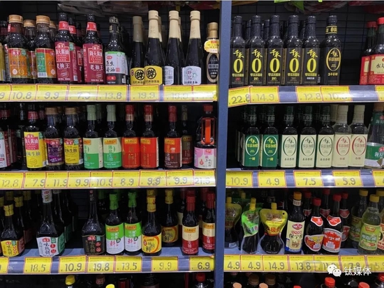 图片来源:超市里陈列的酱油产品,来源:钛媒体APP拍摄