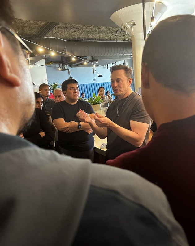 马斯克在推特总部。 图源:推特